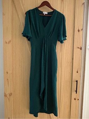 Gilli V-Neck Midi Dress in Forest Green